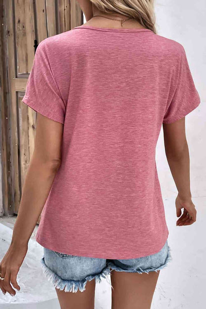 Camiseta de manga corta con cuello en V y botones decorativos