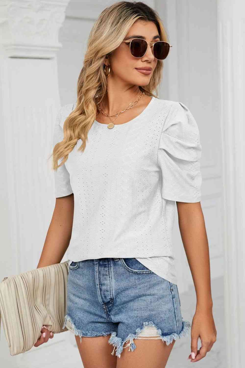 Blusa con cuello redondo y manga abullonada con ojales