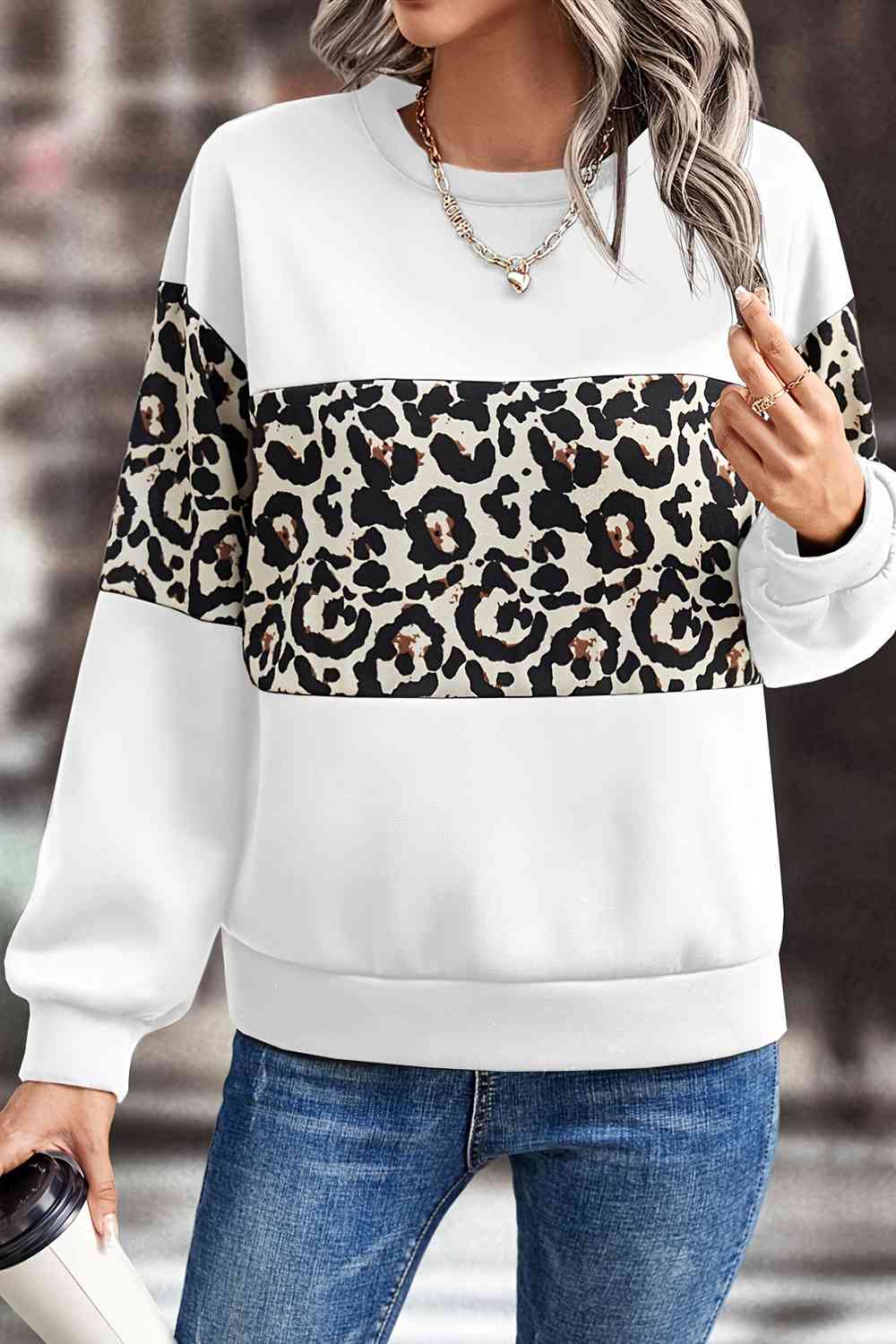 Sudadera con hombros caídos y estampado de leopardo