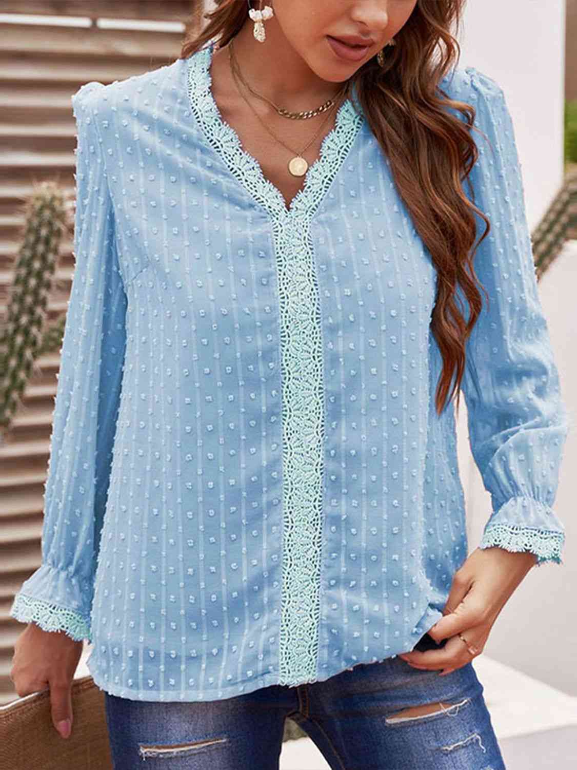 Blusa con mangas con volantes y lunares suizos