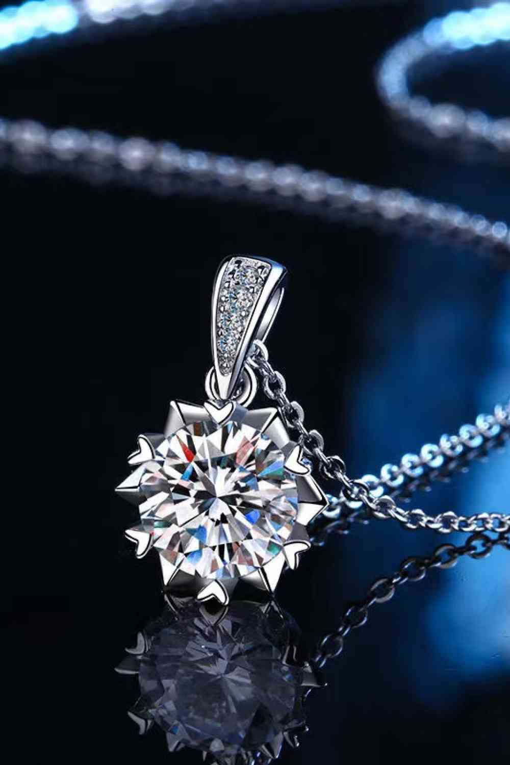 Collier avec pendentif en moissanite 2 carats vous regardant