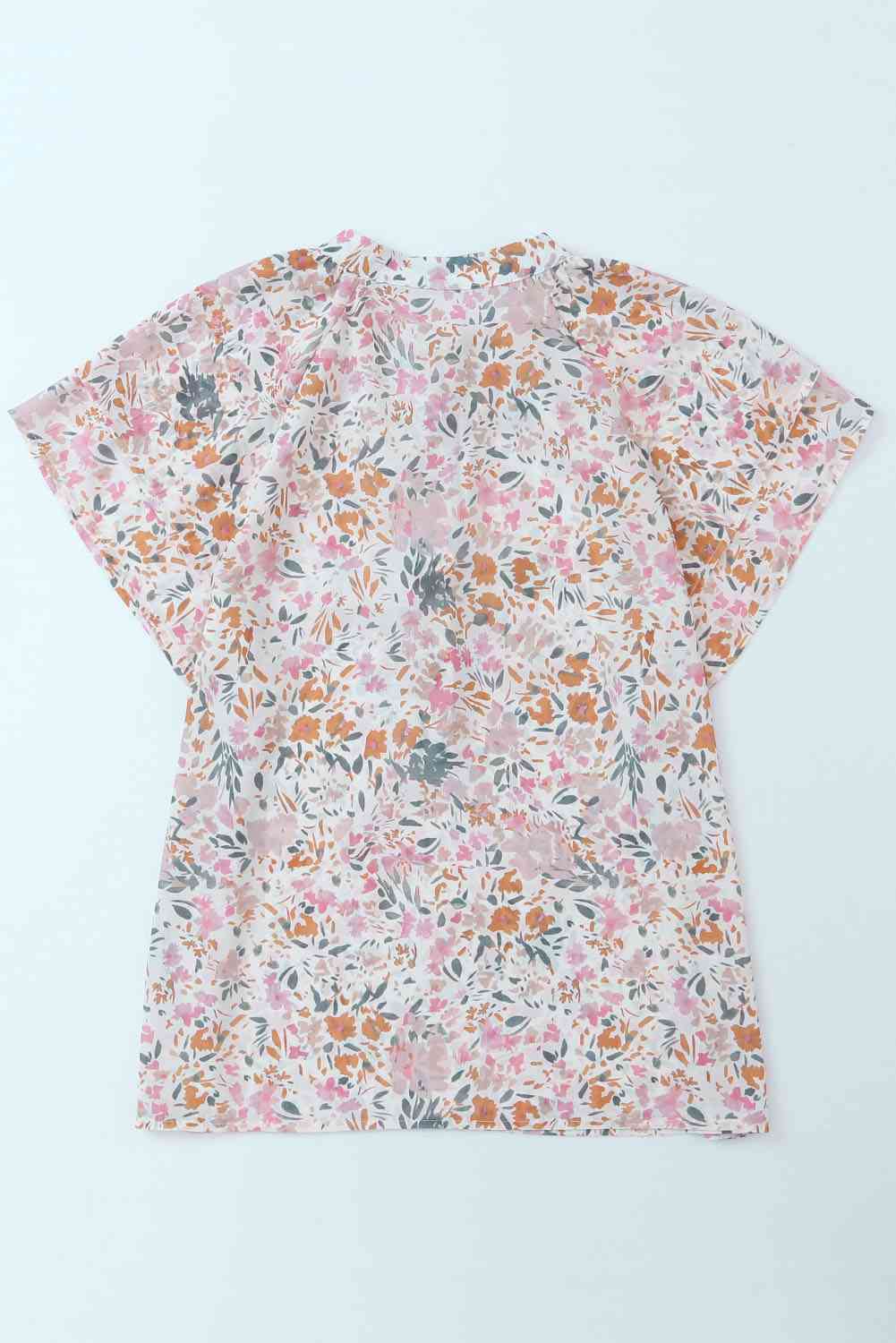 Blusa floral con medio botón y manga acampanada