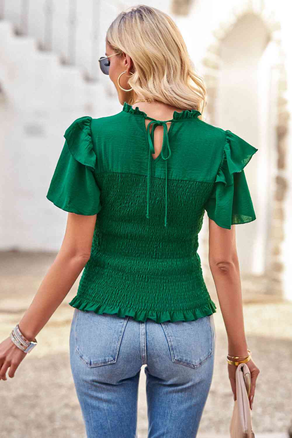 Blouse smockée à manches flottantes et nouée au dos