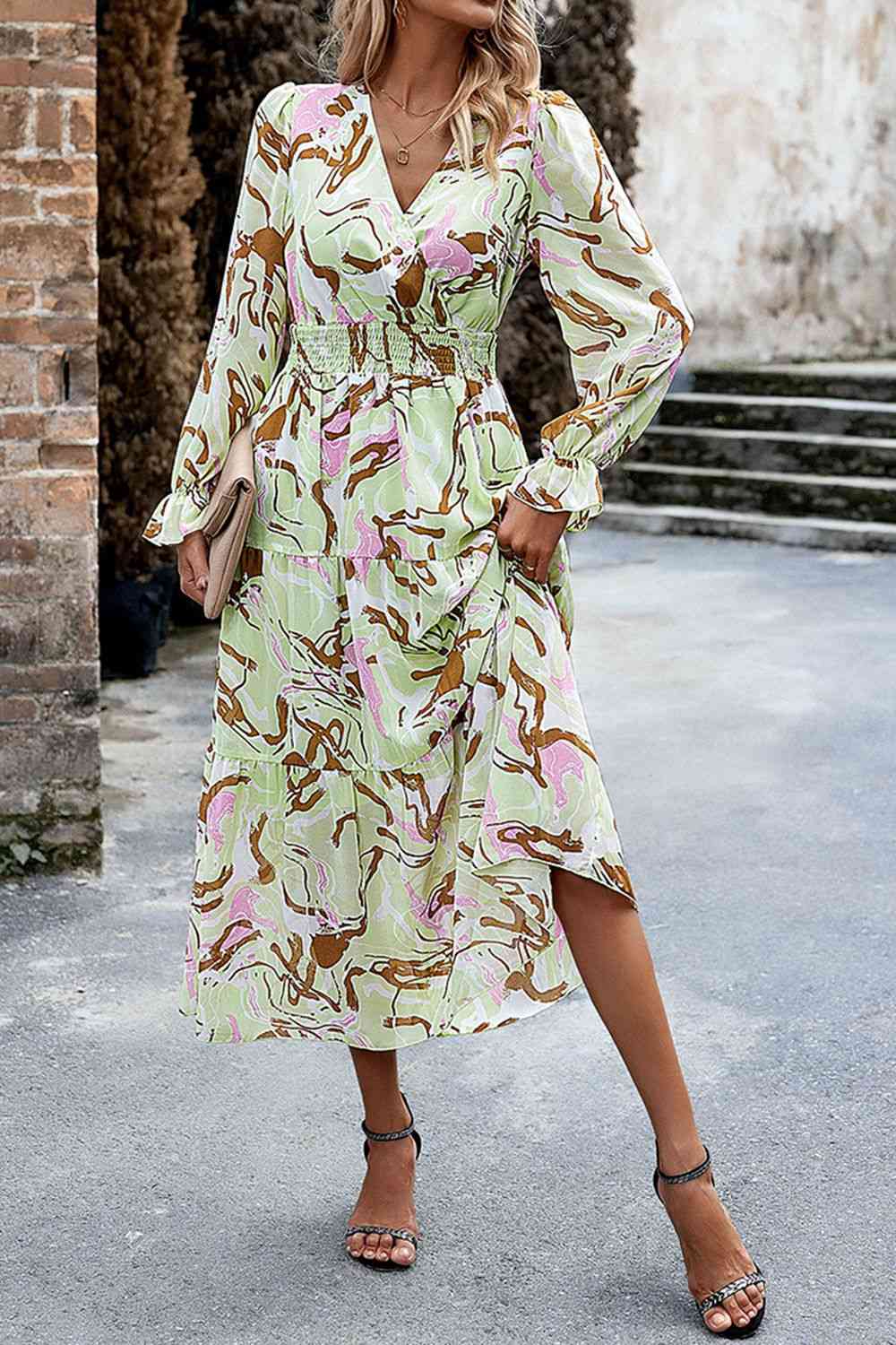 Robe midi imprimée à col surplis et manches volantées