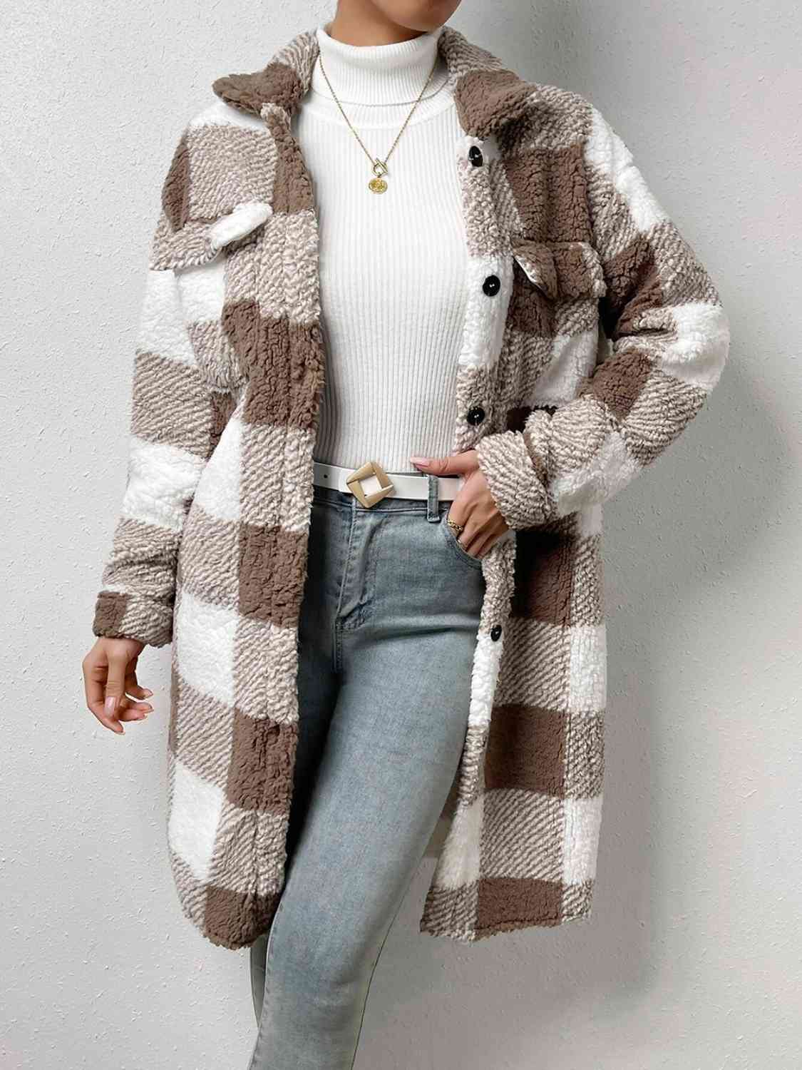 Manteau boutonné à col et carreaux