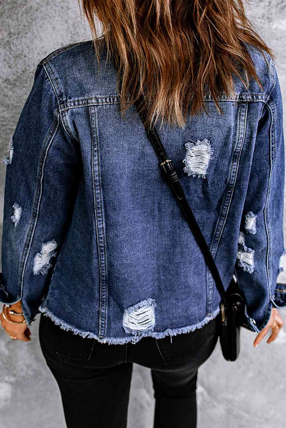 Veste en jean d'aspect vieilli boutonné sur le devant à imprimés variés