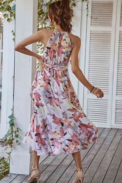 Robe fleurie sans manches avec ceinture à nouer