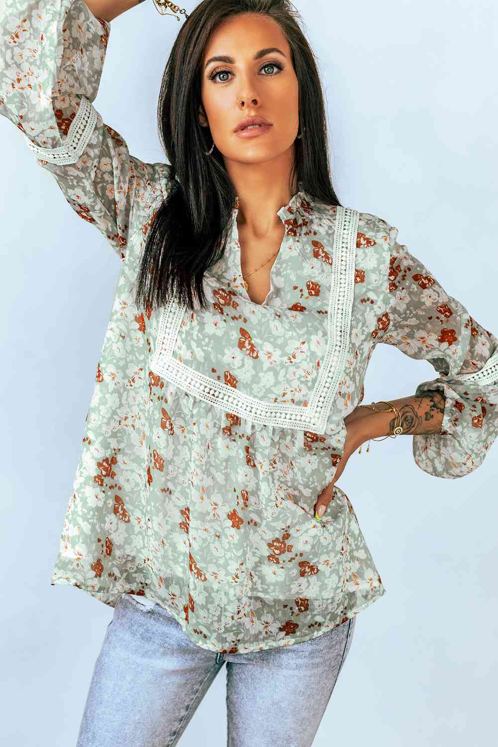 Blusa con ribete de encaje floral