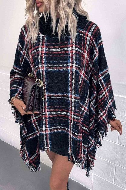 Poncho con cuello alto y dobladillo con flecos a cuadros