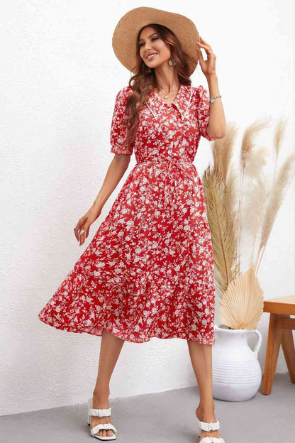 Robe mi-longue florale à manches bouffantes et taille nouée