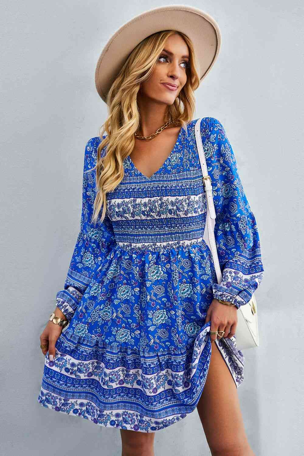 Vestido bohemio con manga globo y cuello en V