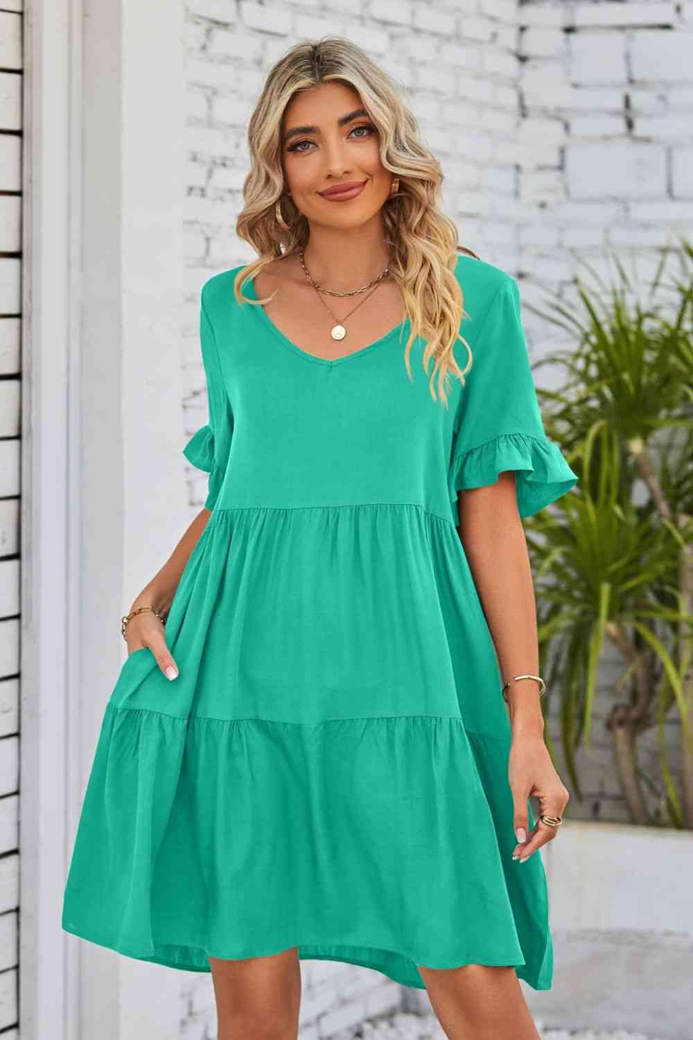 Vestido escalonado con cuello en V y mangas con volantes