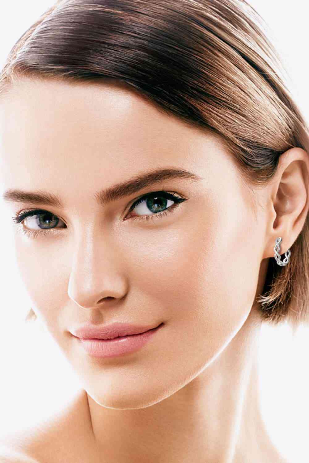 Boucles d'oreilles créoles entrecroisées Moissanite