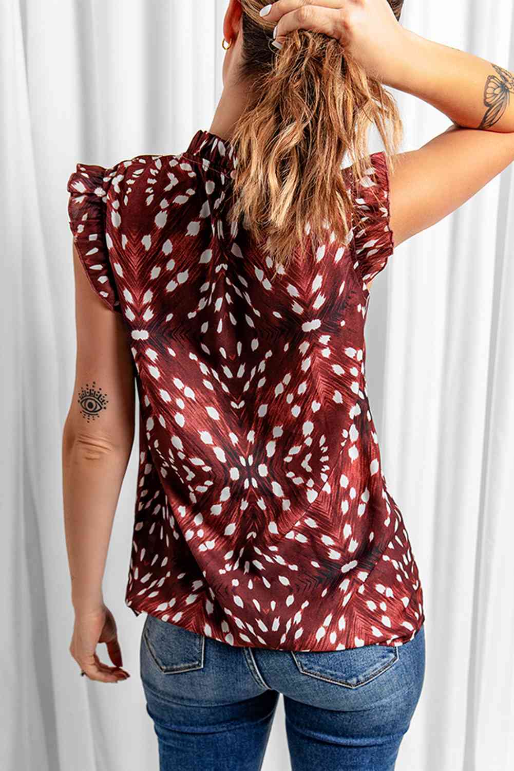 Blusa estampada con volantes en los hombros