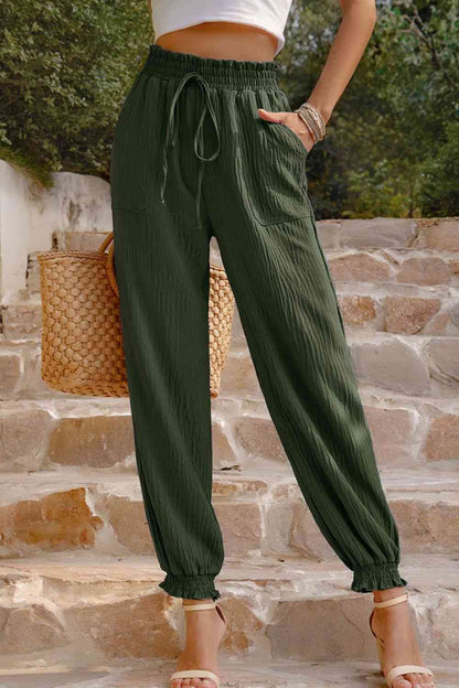 Pantalones texturizados con cintura fruncida y bolsillos