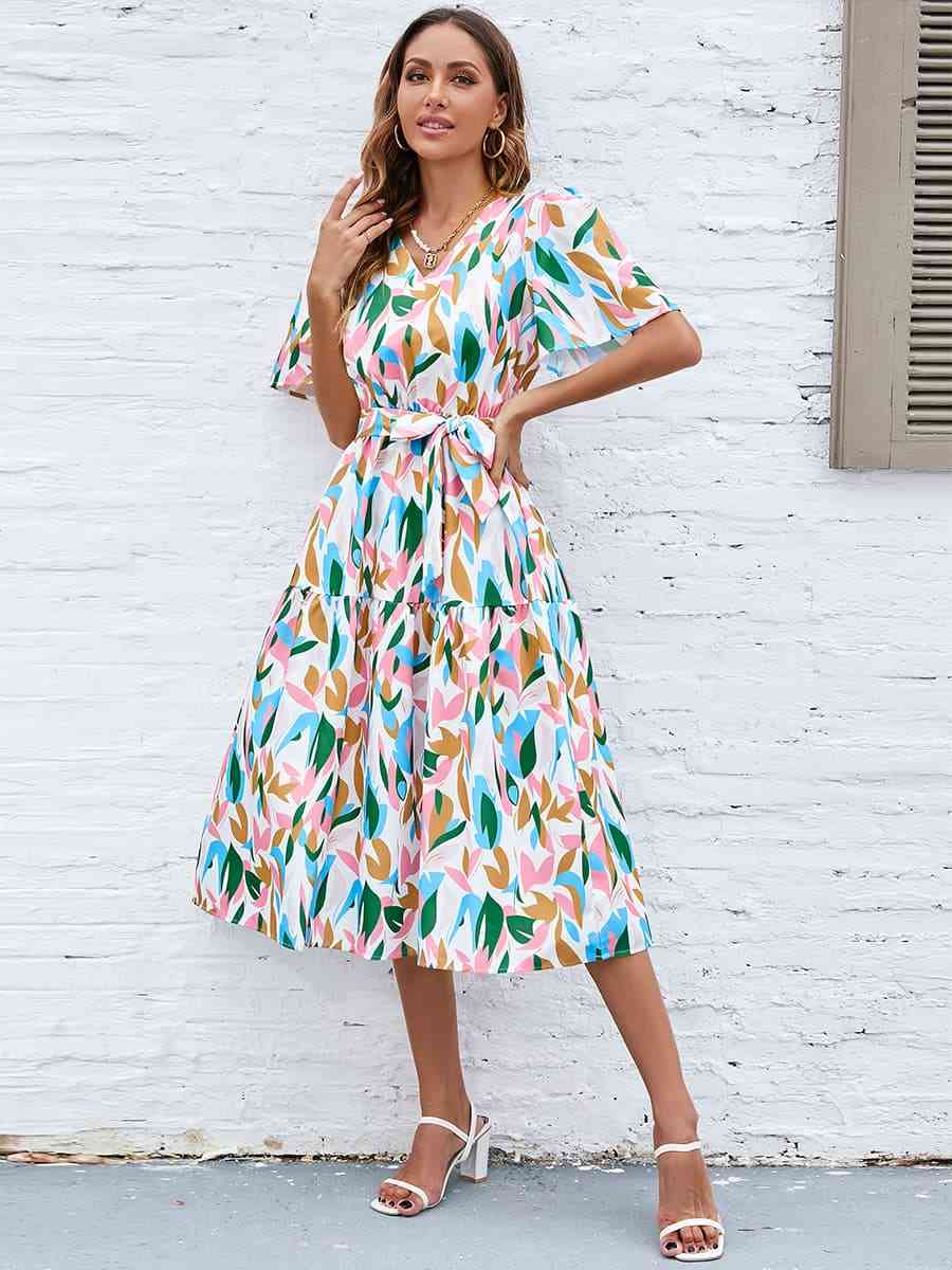 Robe imprimée à manches flottantes et col en V à taille nouée