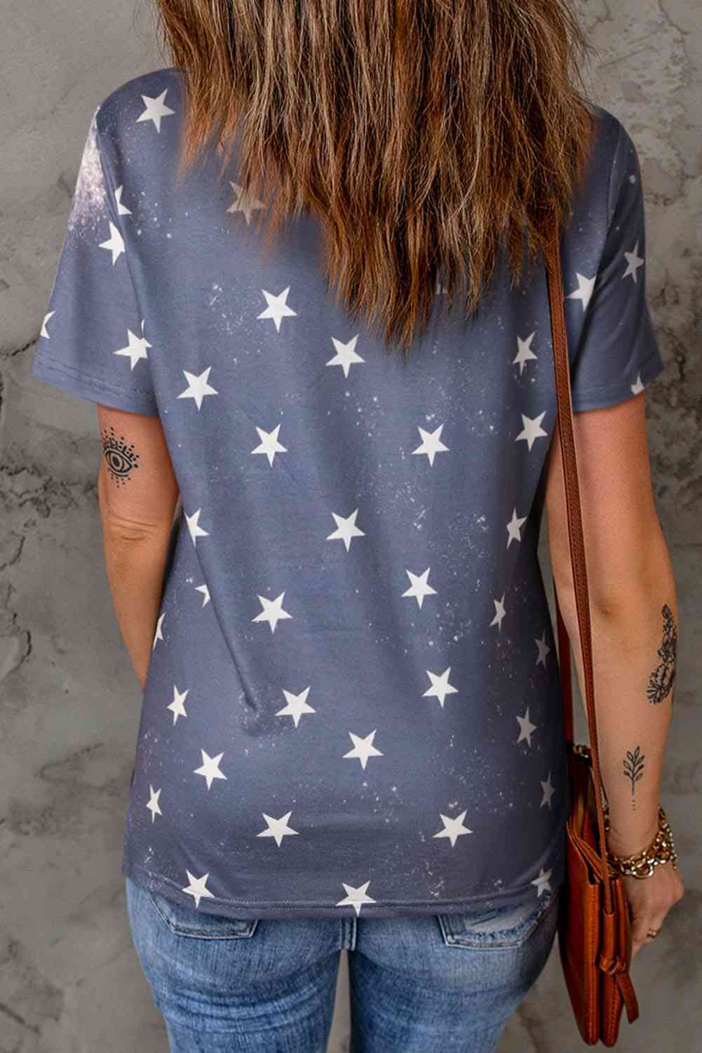 Camiseta con cuello redondo y estampado de estrellas