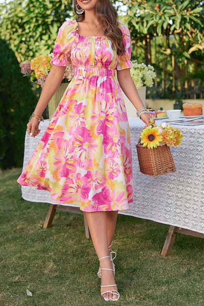 Vestido con cuello cuadrado y ribete de volantes florales