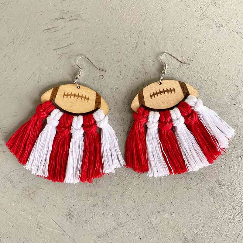 Boucles d'oreilles pendantes en bois en forme de football avec détails de franges