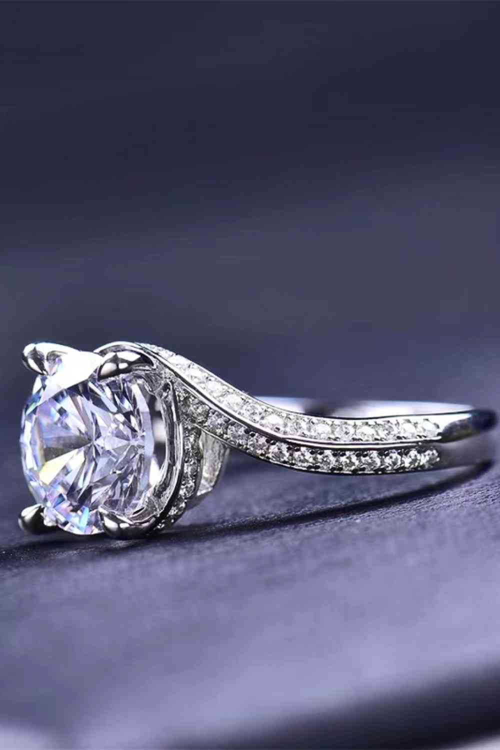 Gardez vos yeux sur moi, bague moissanite 3 carats