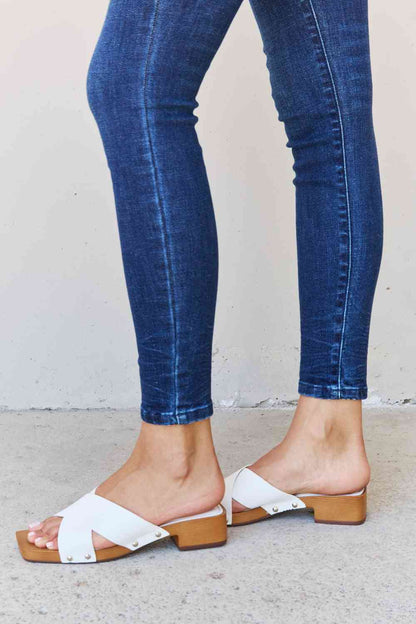 Weeboo Step Into Summer Mules sabots en bois Criss Cross en blanc