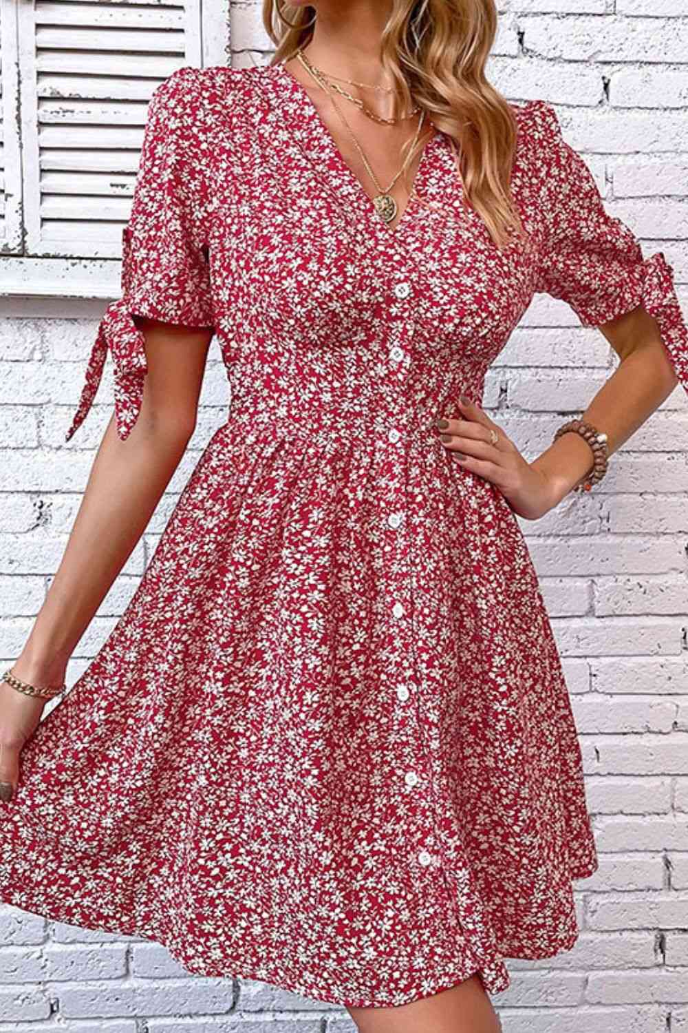 Vestido con botones delanteros y mangas abullonadas con estampado floral de florecitas