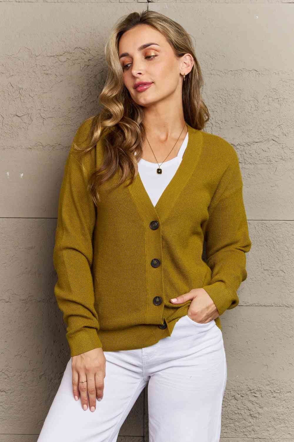 Zenana Kiss Me Tonight Cardigan boutonné pleine taille en Chartreuse