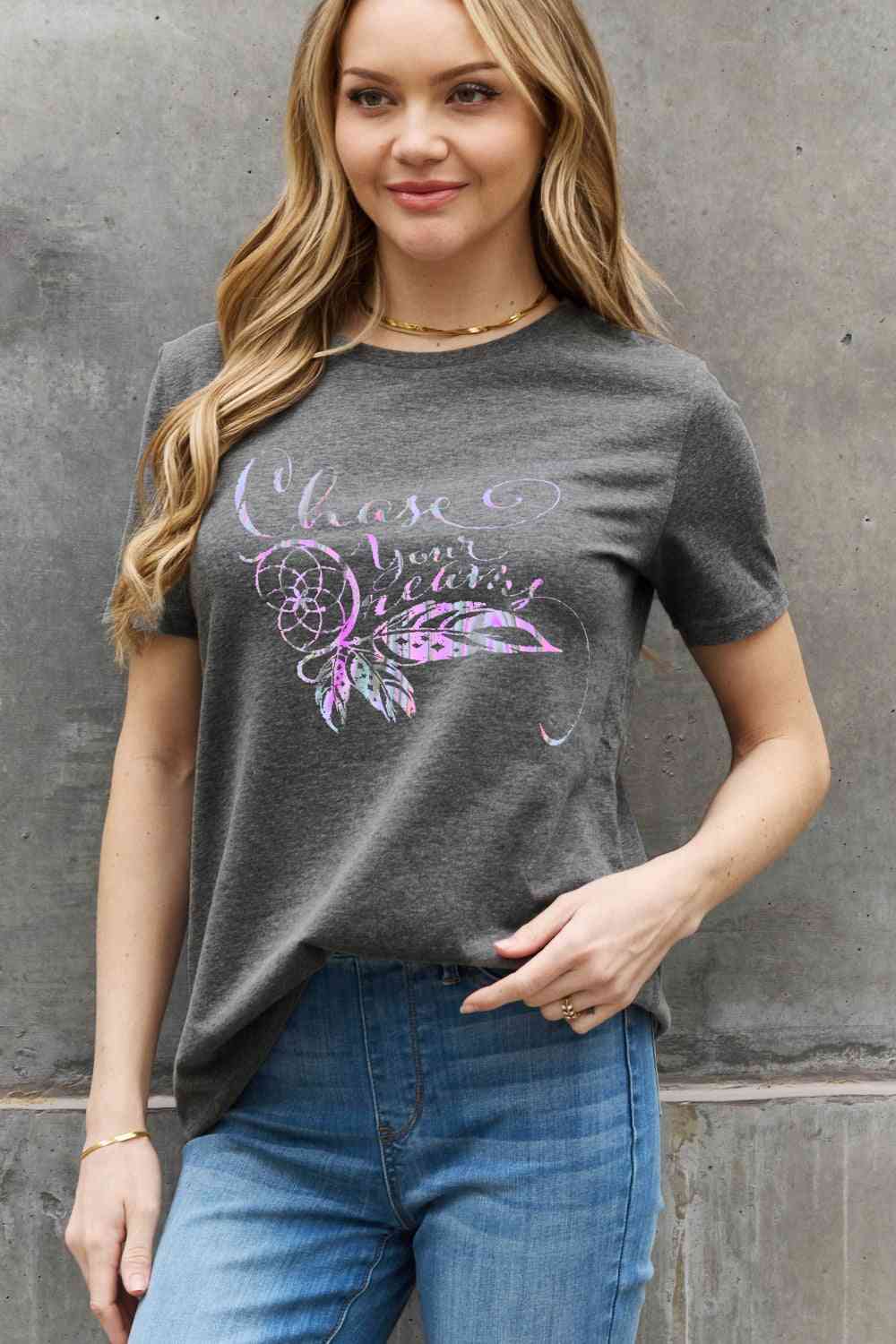 Camiseta de algodón con gráfico CHASE YOUR DREAMS de tamaño completo de Simply Love