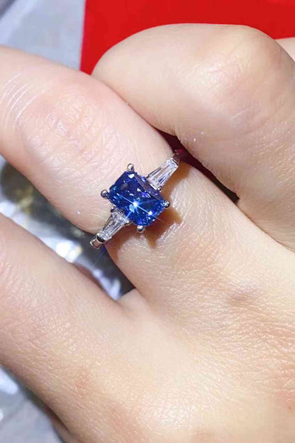 Anillo rectangular chapado en platino con moissanita de 1 quilate en azul