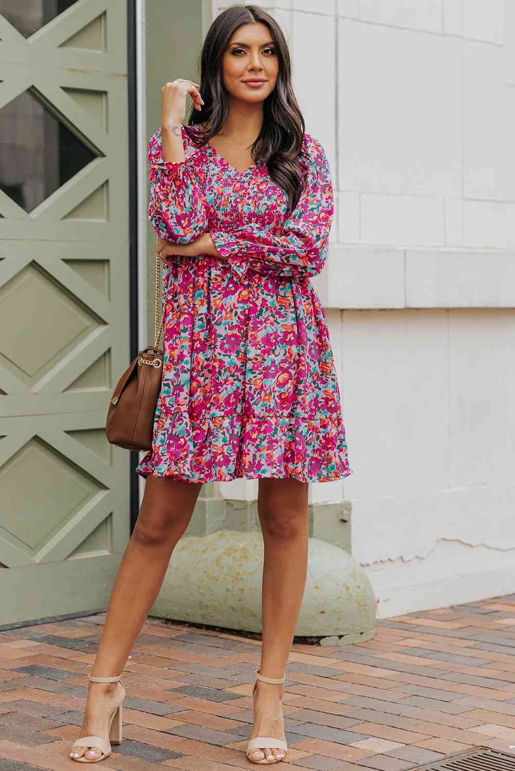 Vestido floral fruncido con cuello en V y mangas con volantes