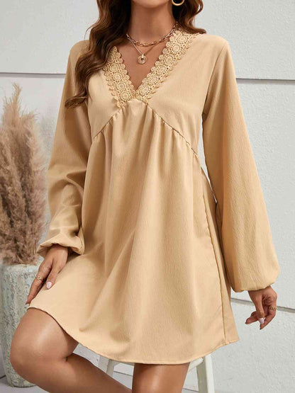 Mini-robe à col en V et détails en dentelle