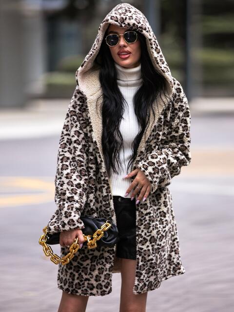 Abrigo teddy con capucha y estampado de leopardo