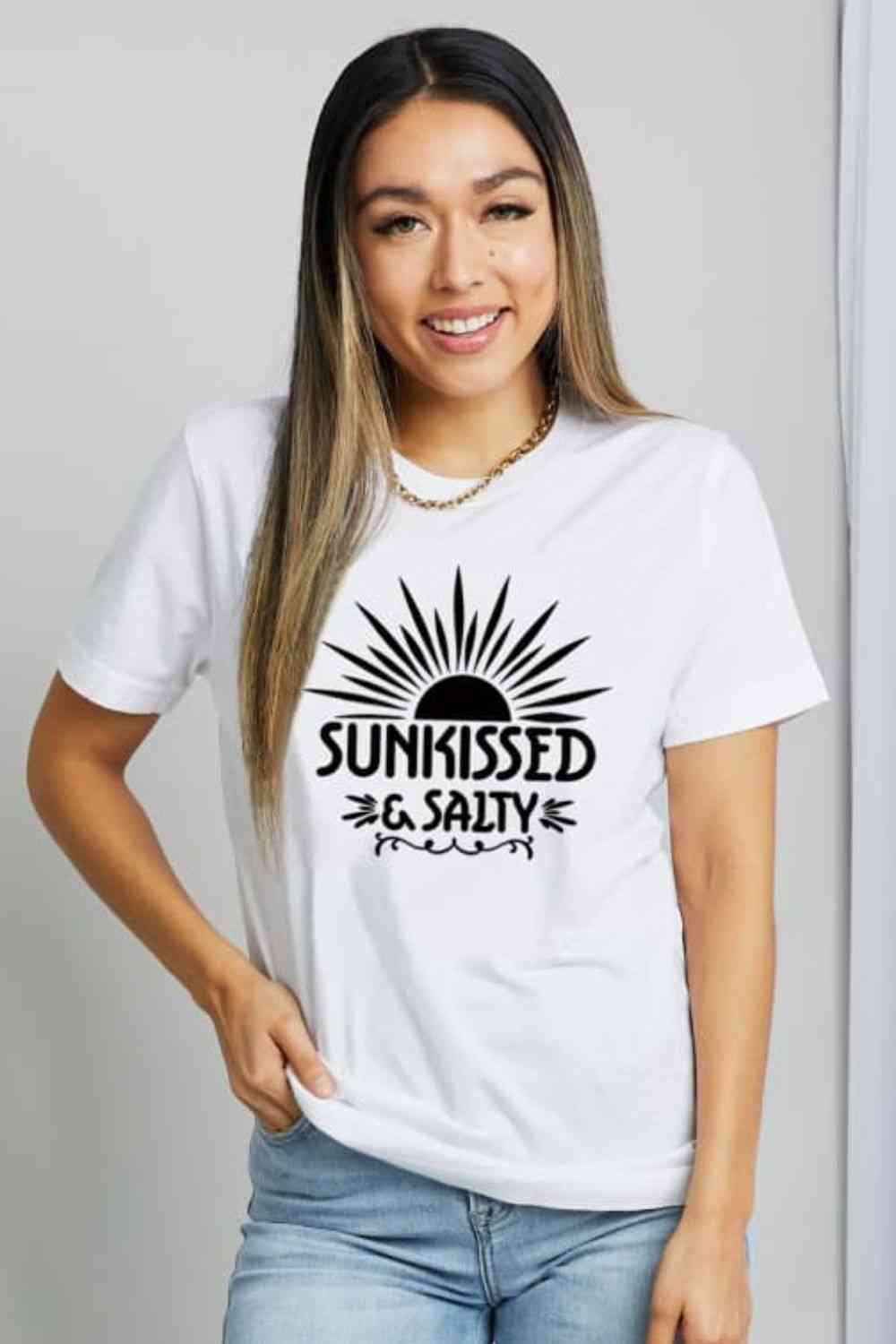 T-shirt en coton graphique Simply Love SUNKISSED &amp; SALTY