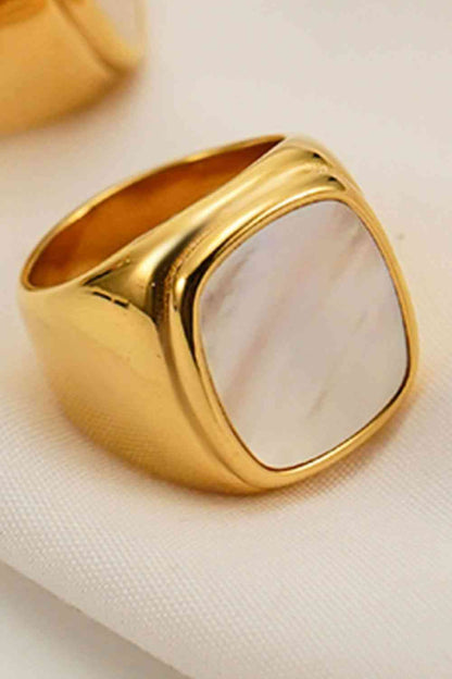 Anillo de acero inoxidable chapado en oro de 18 quilates con incrustaciones de concha