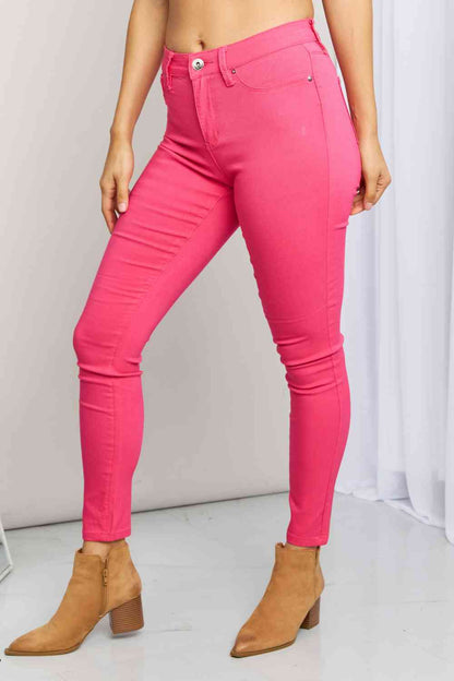 YMI Jeanswear Kate Hyper-Stretch Jeans ajustados de talle medio y tamaño completo en coral ardiente