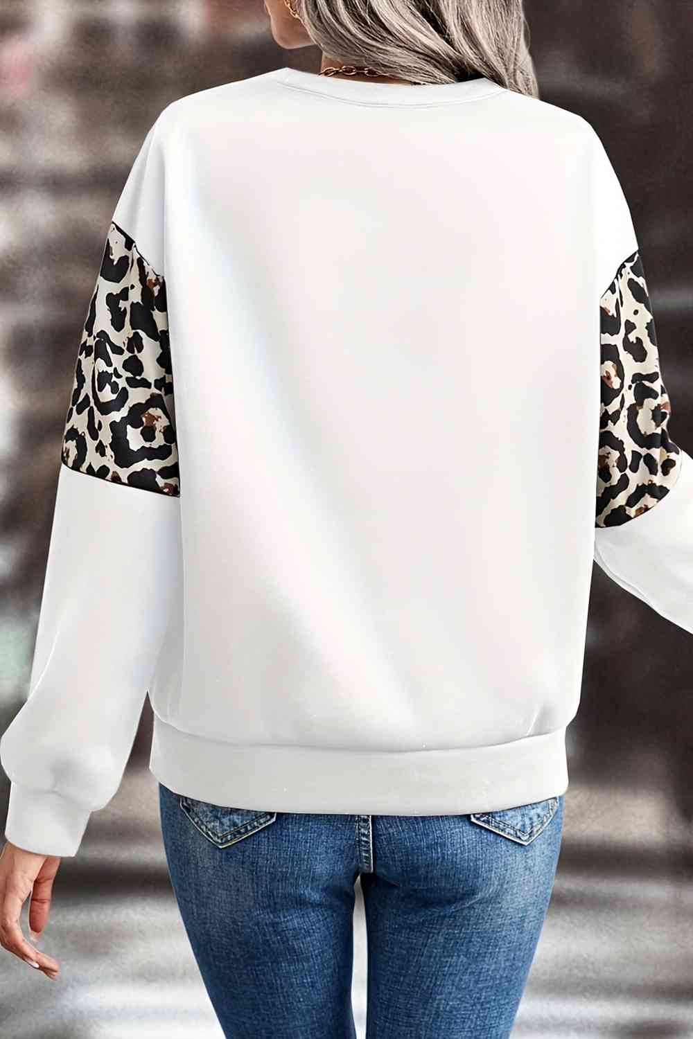 Sudadera con hombros caídos y estampado de leopardo