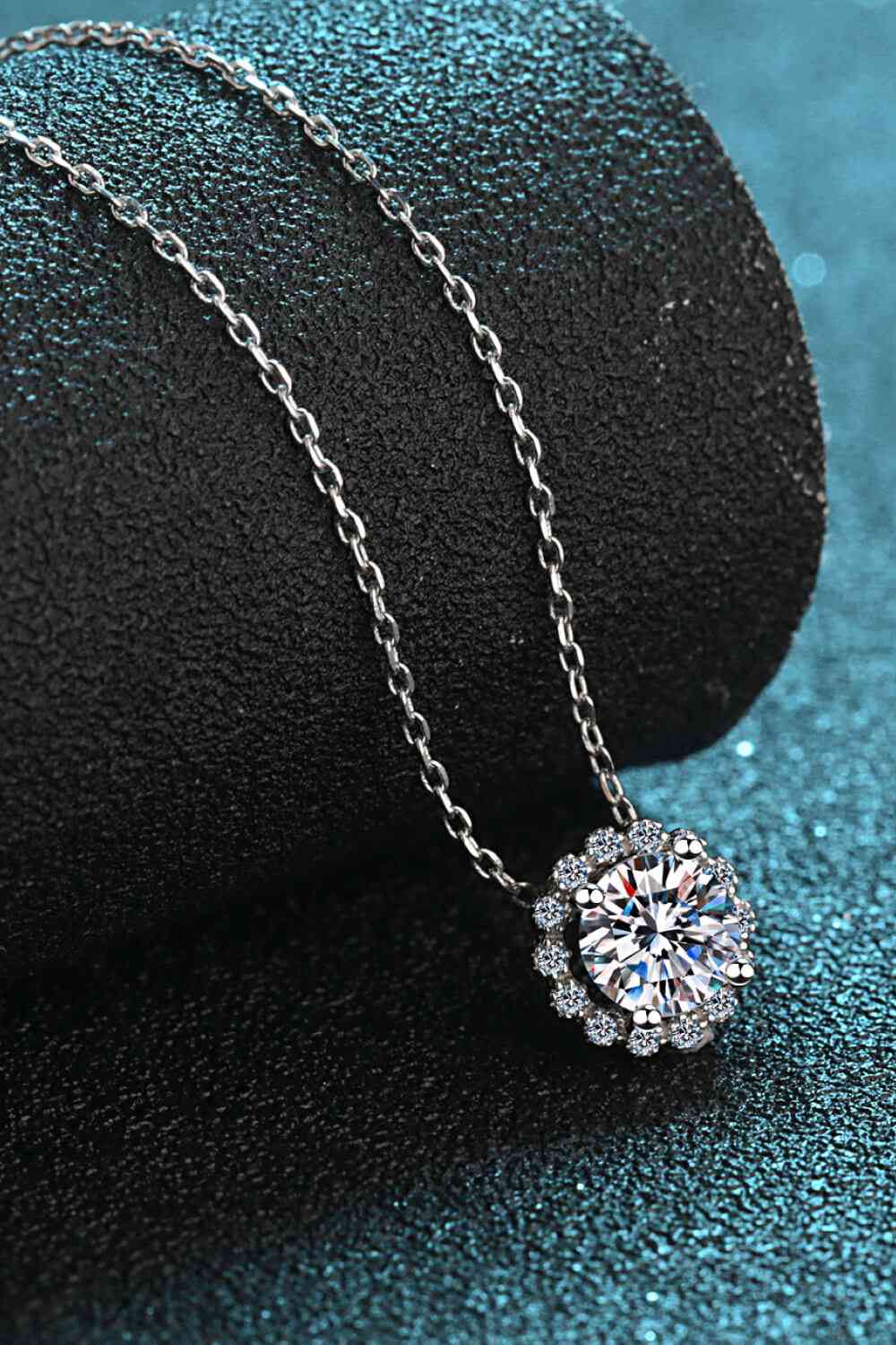 Collier pendentif moissanite en forme de fleur