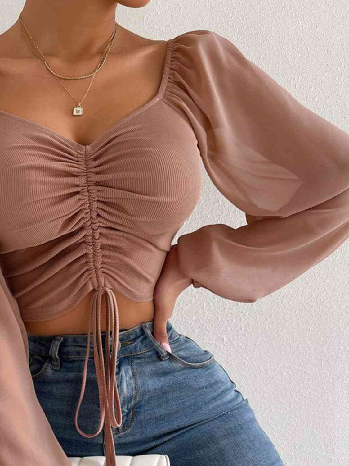 Top corto con cuello en forma de corazón y cordón