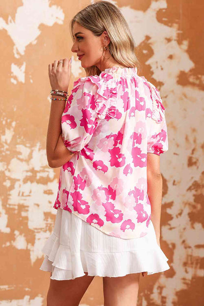 Blouse florale à épaules volantées et col noué