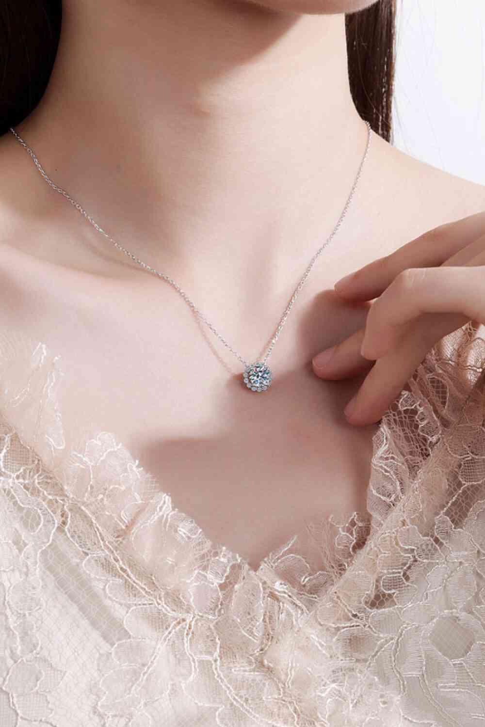 Collier pendentif moissanite en forme de fleur