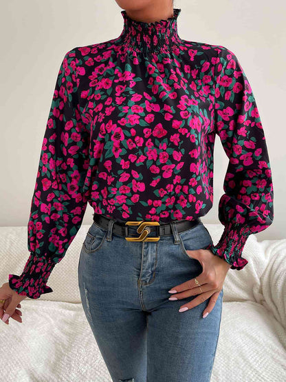 Blusa floral con cuello fruncido y volantes