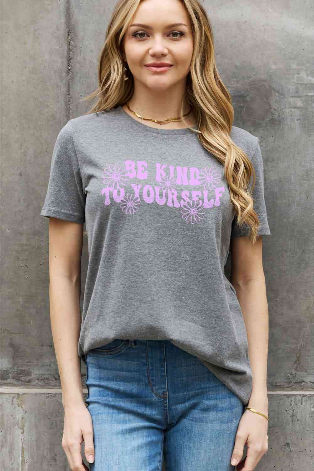 Camiseta de algodón con estampado floral BE KIND TO YOURSELF de tamaño completo de Simply Love