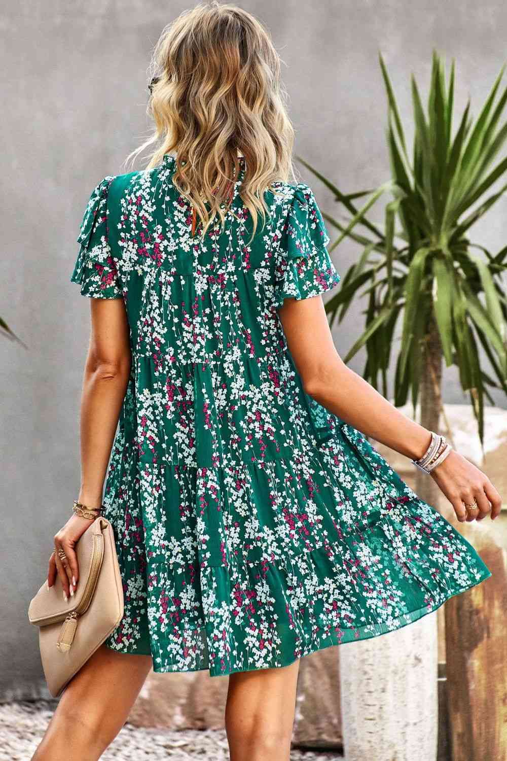 Vestido floral con mangas acampanadas en capas