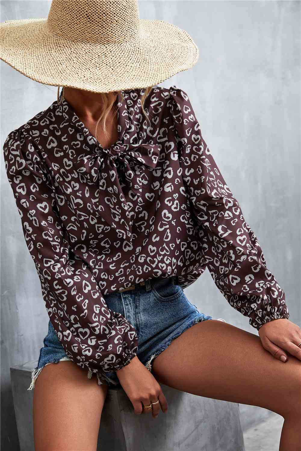 Blusa estampada con mangas abullonadas y cuello anudado