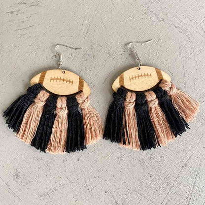 Boucles d'oreilles pendantes en bois en forme de football avec détails de franges