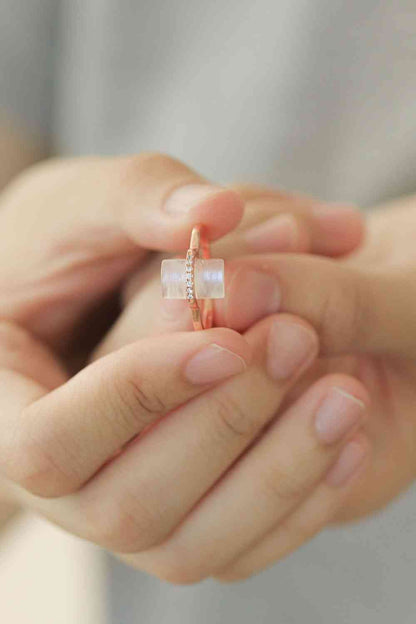 Anillo chapado en platino con piedra lunar natural