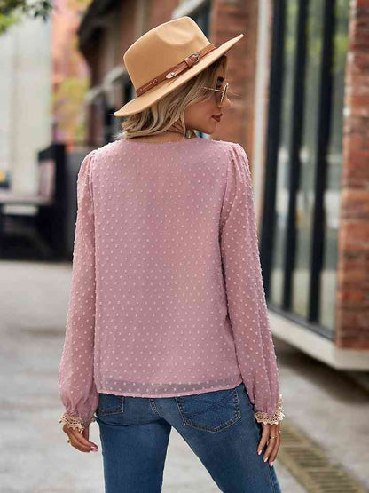 Blusa de manga larga con cuello en V y lunares suizos