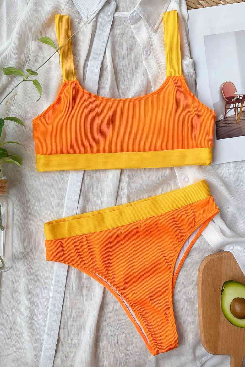 Conjunto de bikini con cuello redondo y bloques de color