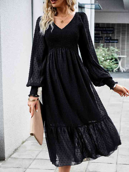 Vestido midi con cuello en V y mangas con volantes de lunares suizos