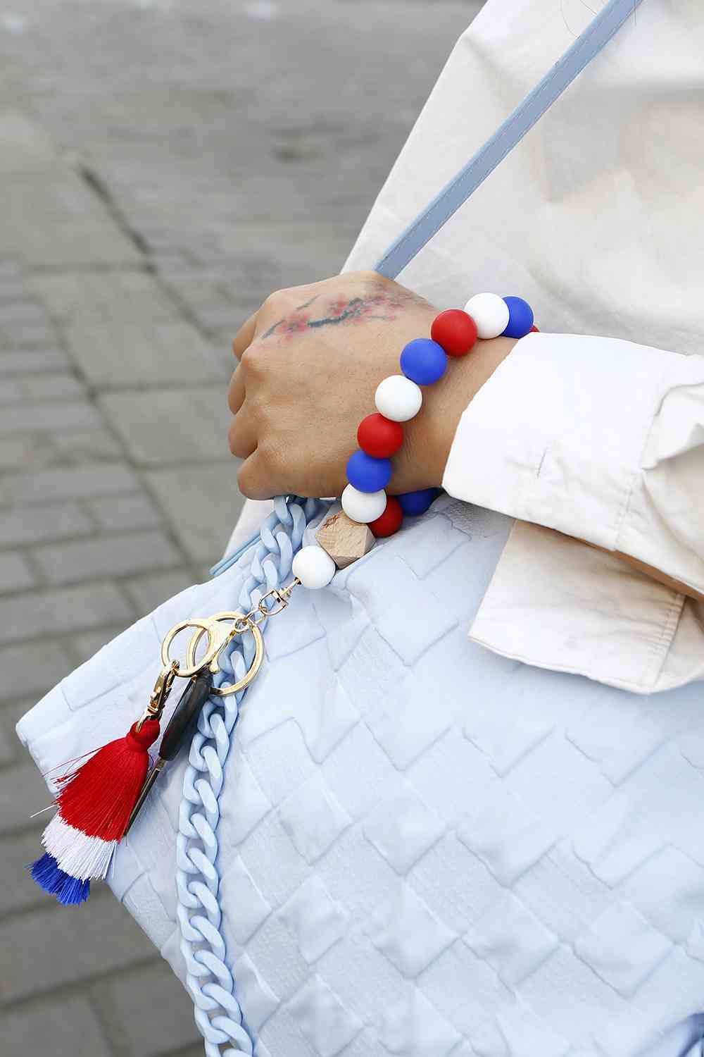 Porte-clés avec bracelet en perles de silicone à pampilles contrastées